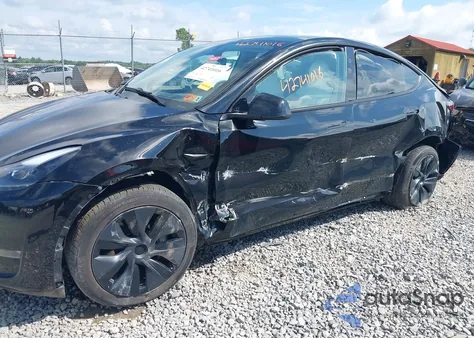 2024 Tesla Model Y Long Range Dual Motor All-Wheel Drive z USA, uszkodzony, nr VIN 7SAYGDEE4RF161429